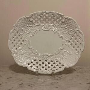 Elegant White Ceramic Decorative Plate with Intricate Lattice Design